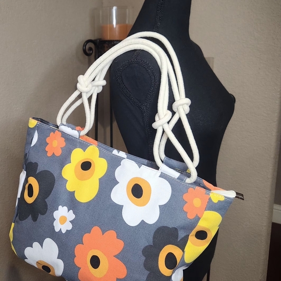 Chic Floral Tote Bag in Gray and‎ Orange - Picture 3 of 8
